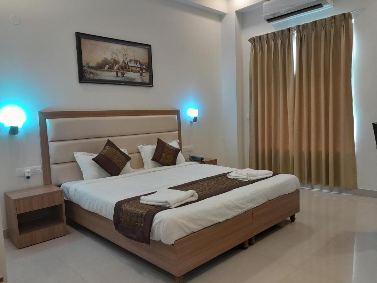 Hotel The Luxem - Behind Ibis Hotel Gurugram Gurgaon Ngoại thất bức ảnh