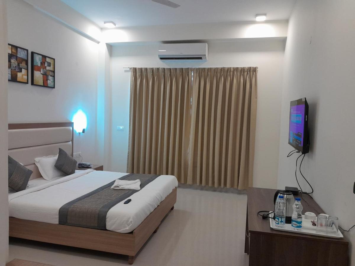 Hotel The Luxem - Behind Ibis Hotel Gurugram Gurgaon Ngoại thất bức ảnh