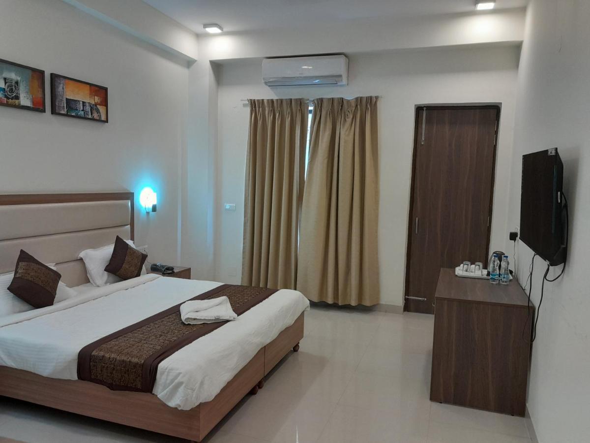 Hotel The Luxem - Behind Ibis Hotel Gurugram Gurgaon Ngoại thất bức ảnh