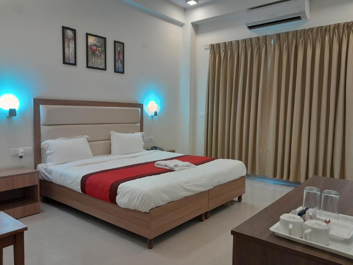 Hotel The Luxem - Behind Ibis Hotel Gurugram Gurgaon Ngoại thất bức ảnh