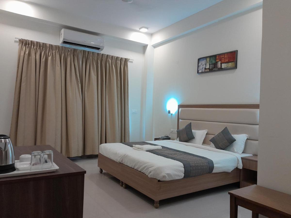 Hotel The Luxem - Behind Ibis Hotel Gurugram Gurgaon Ngoại thất bức ảnh
