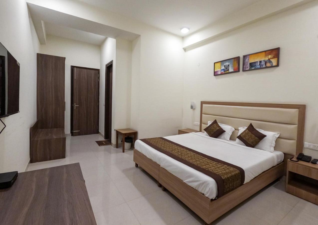 Hotel The Luxem - Behind Ibis Hotel Gurugram Gurgaon Ngoại thất bức ảnh
