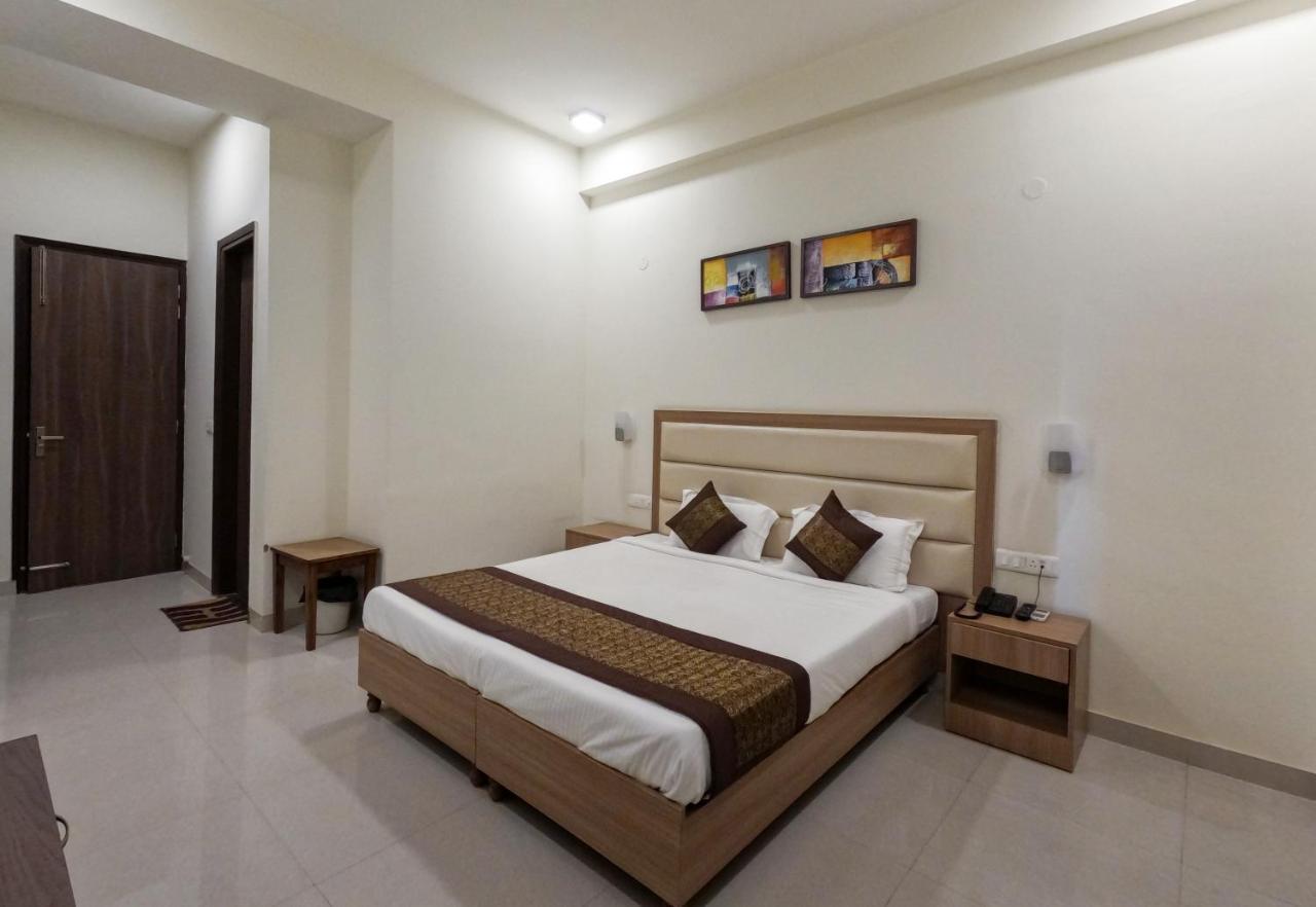 Hotel The Luxem - Behind Ibis Hotel Gurugram Gurgaon Ngoại thất bức ảnh