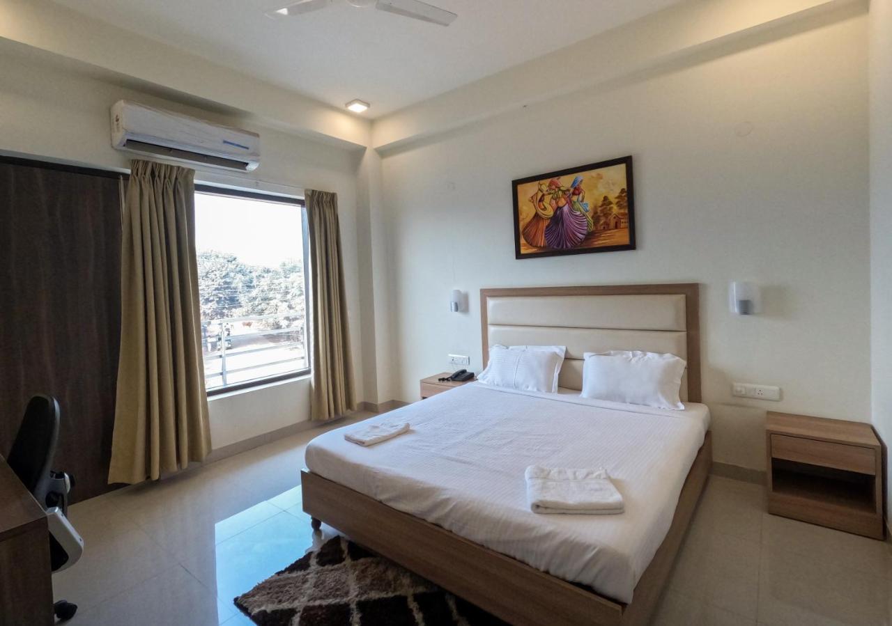 Hotel The Luxem - Behind Ibis Hotel Gurugram Gurgaon Ngoại thất bức ảnh