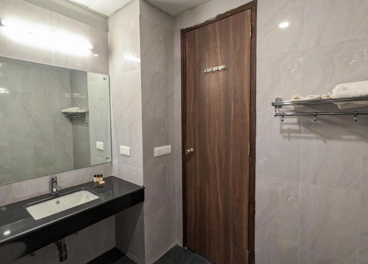 Hotel The Luxem - Behind Ibis Hotel Gurugram Gurgaon Ngoại thất bức ảnh
