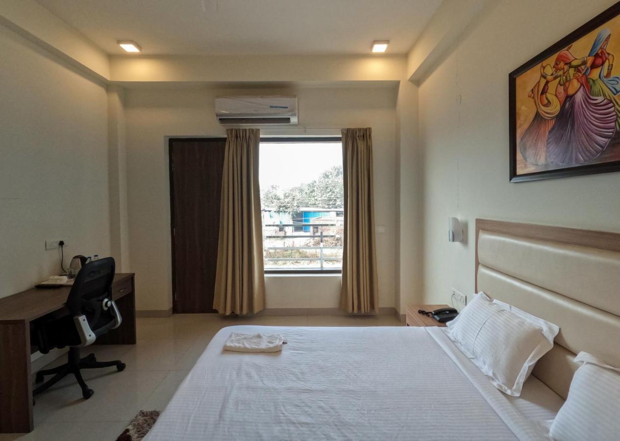 Hotel The Luxem - Behind Ibis Hotel Gurugram Gurgaon Ngoại thất bức ảnh
