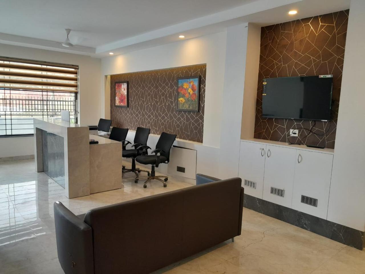 Hotel The Luxem - Behind Ibis Hotel Gurugram Gurgaon Ngoại thất bức ảnh